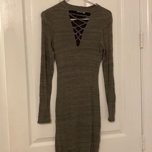 Long sleeve deep V detailed bodycon dress